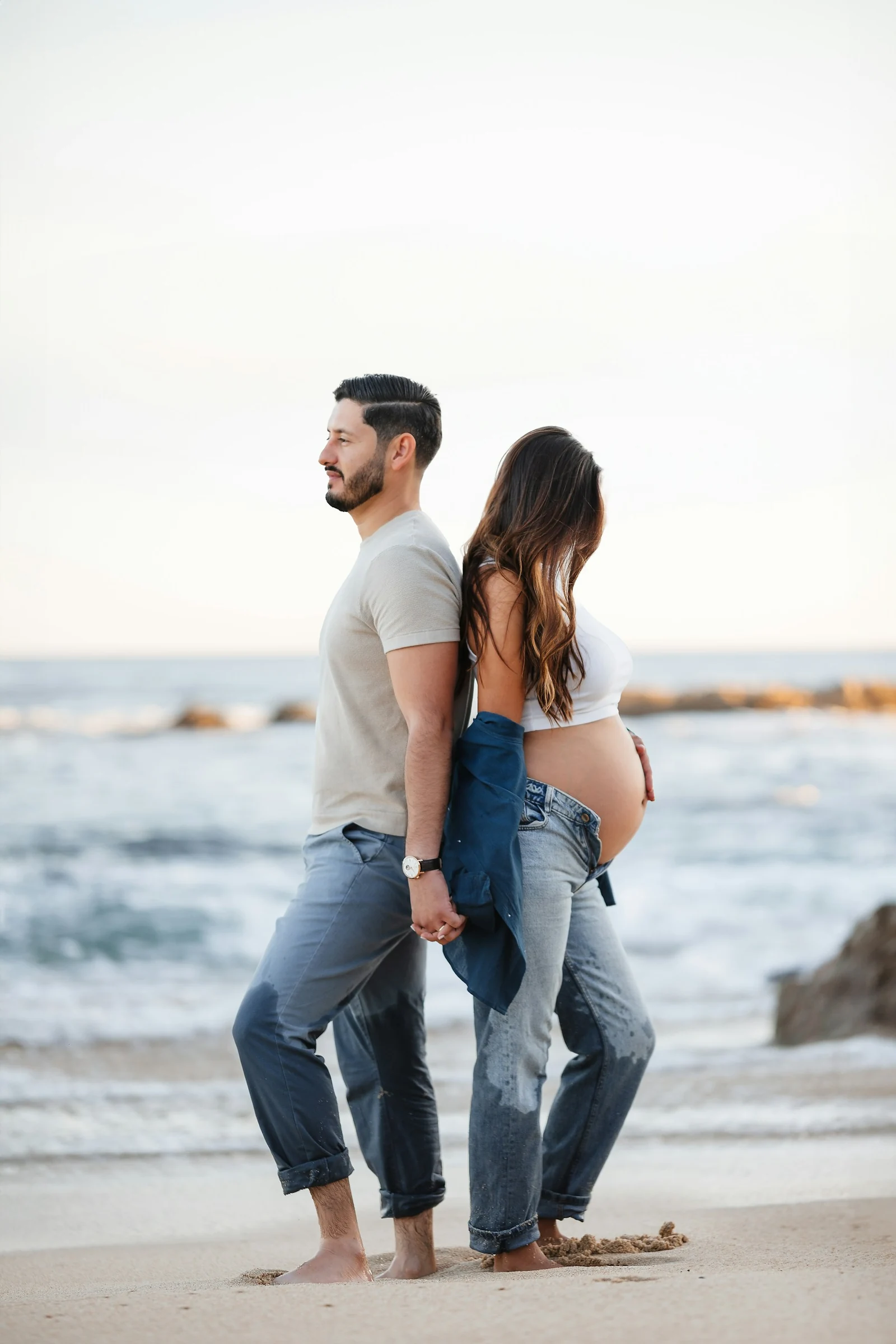 Una pareja comparte un momento de cercanía en Los Cabos, México