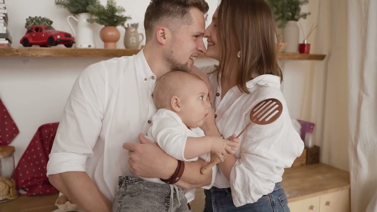Familia compartiendo un momento con su bebé
