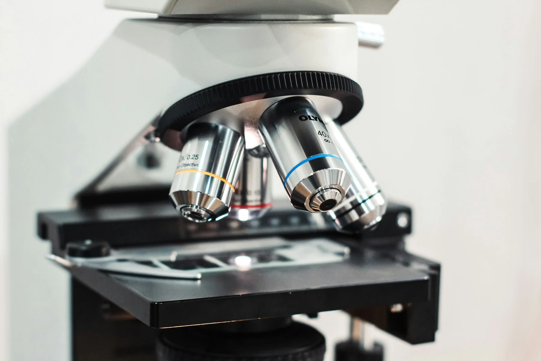Detalle de un microscopio, imagen de apoyo al área de reproducción asistida